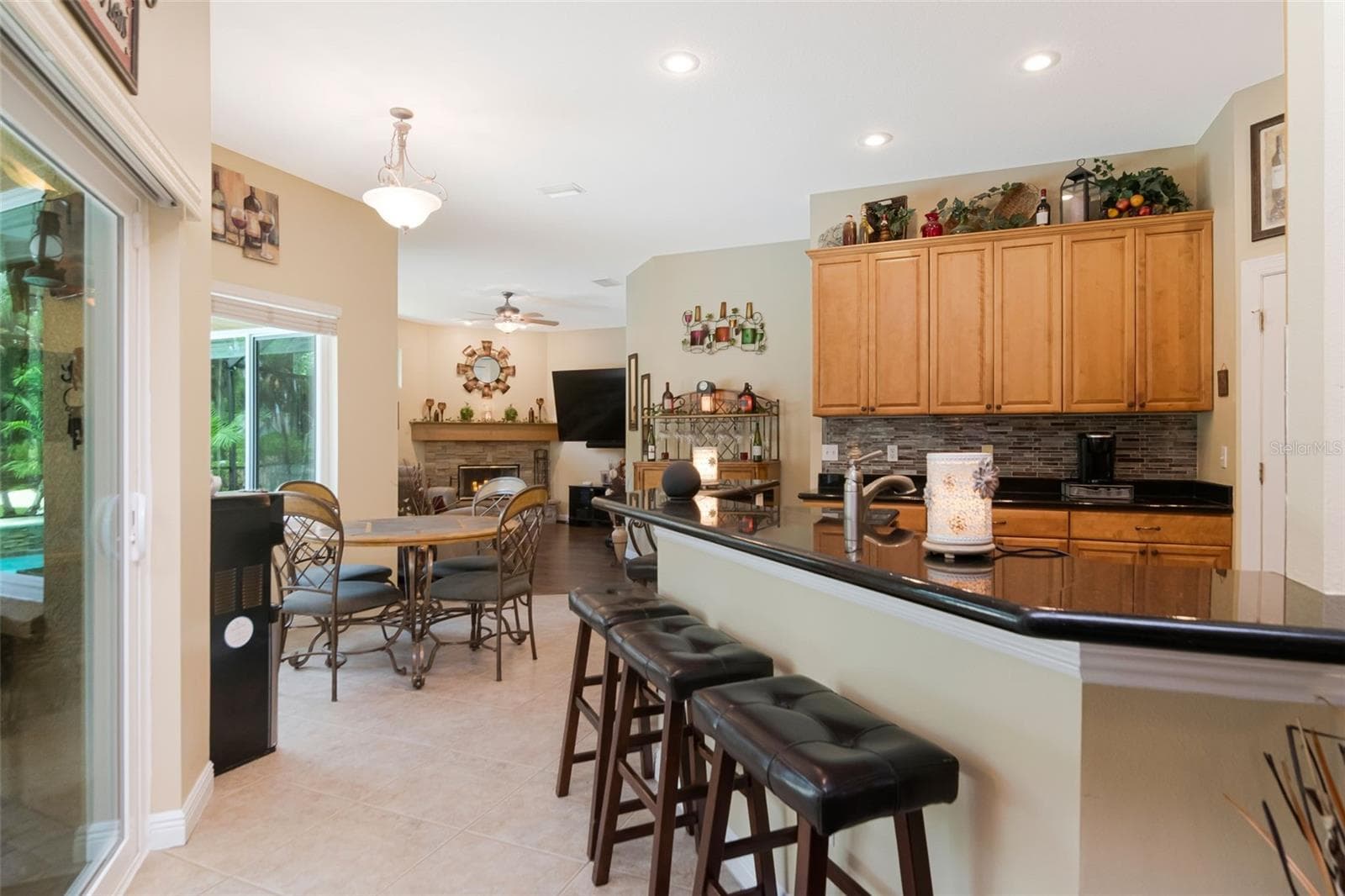 Breakfast Bar - 3823 ANCIENT OAK TRL, PLANT CITY