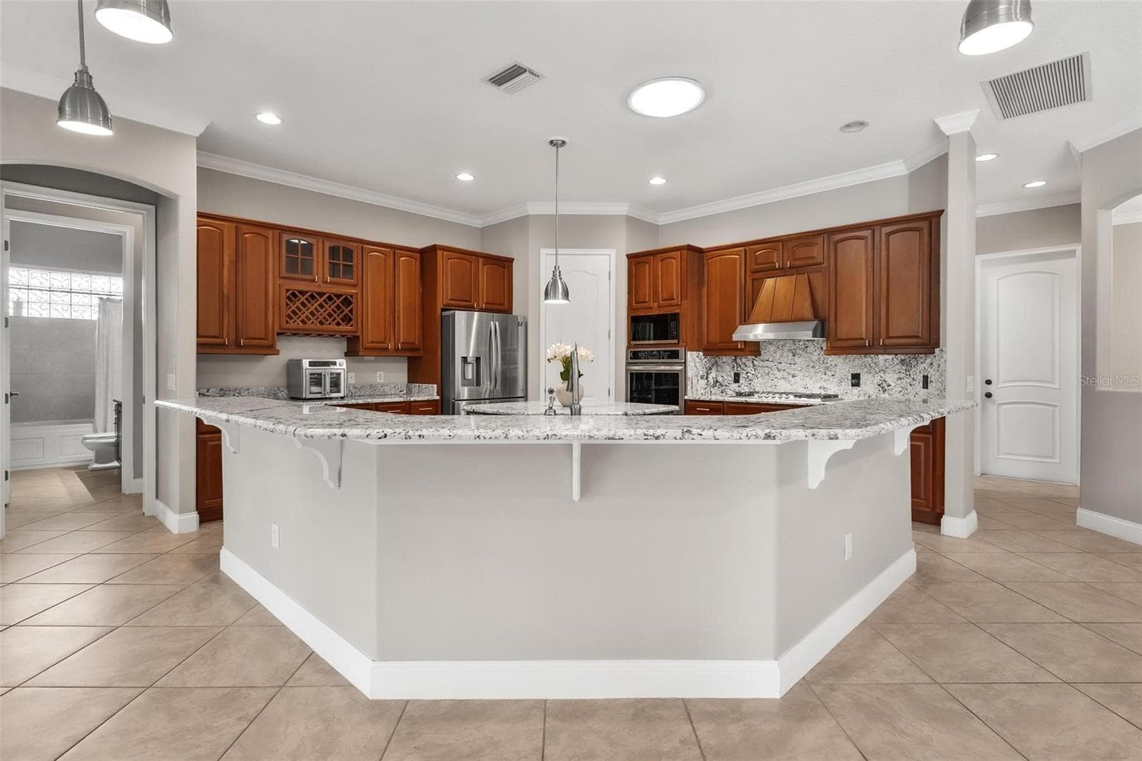 Spacious breakfast bar, beautifully finished with granite countertops that combine style and functionality... - 5506 CITATION CT, LADY LAKE