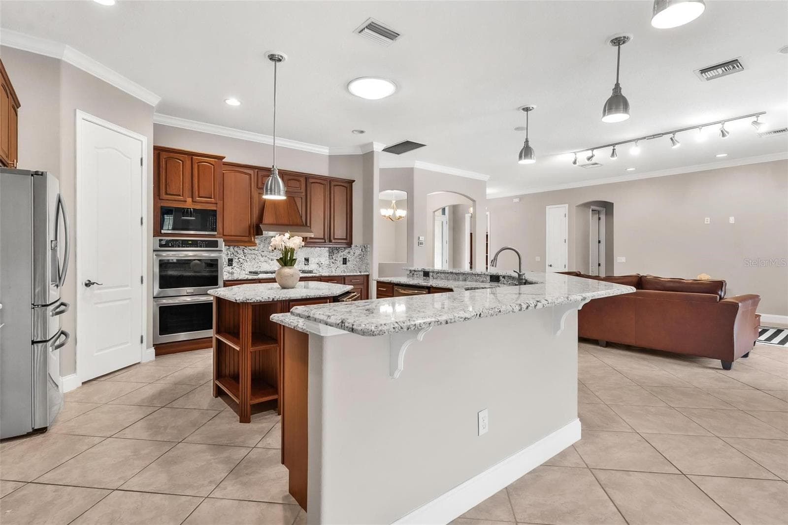 Open Kitchen with High Ceilings - 5506 CITATION CT, LADY LAKE