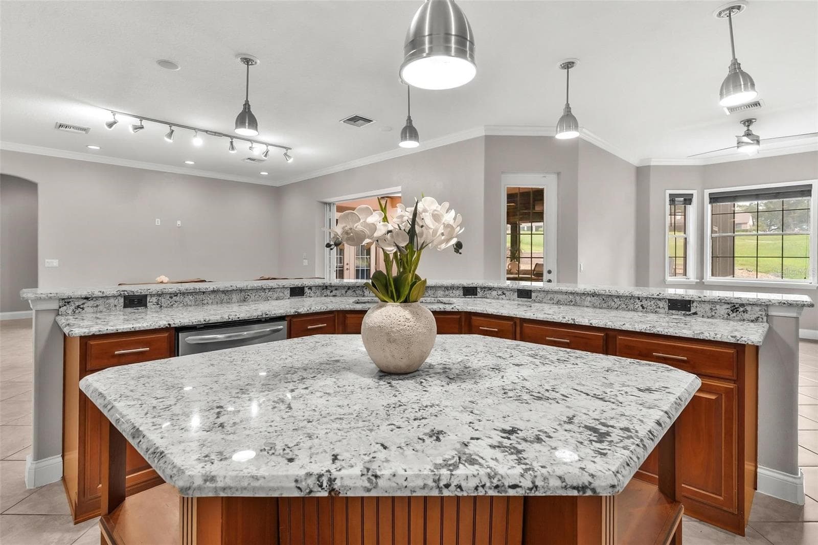 Large Granite Center Island... - 5506 CITATION CT, LADY LAKE