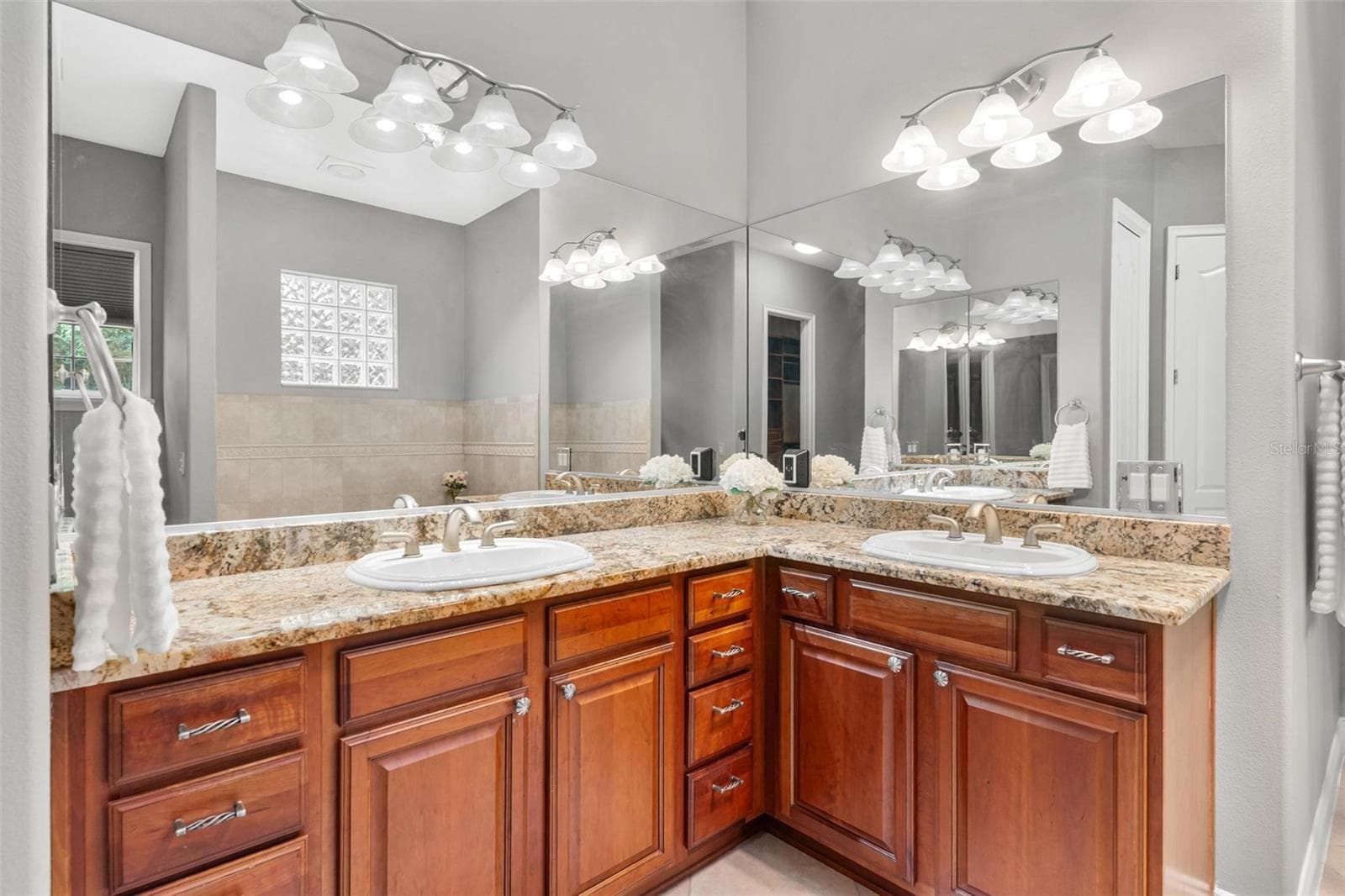 Dual Vanities with Granite Countertops - 5506 CITATION CT, LADY LAKE