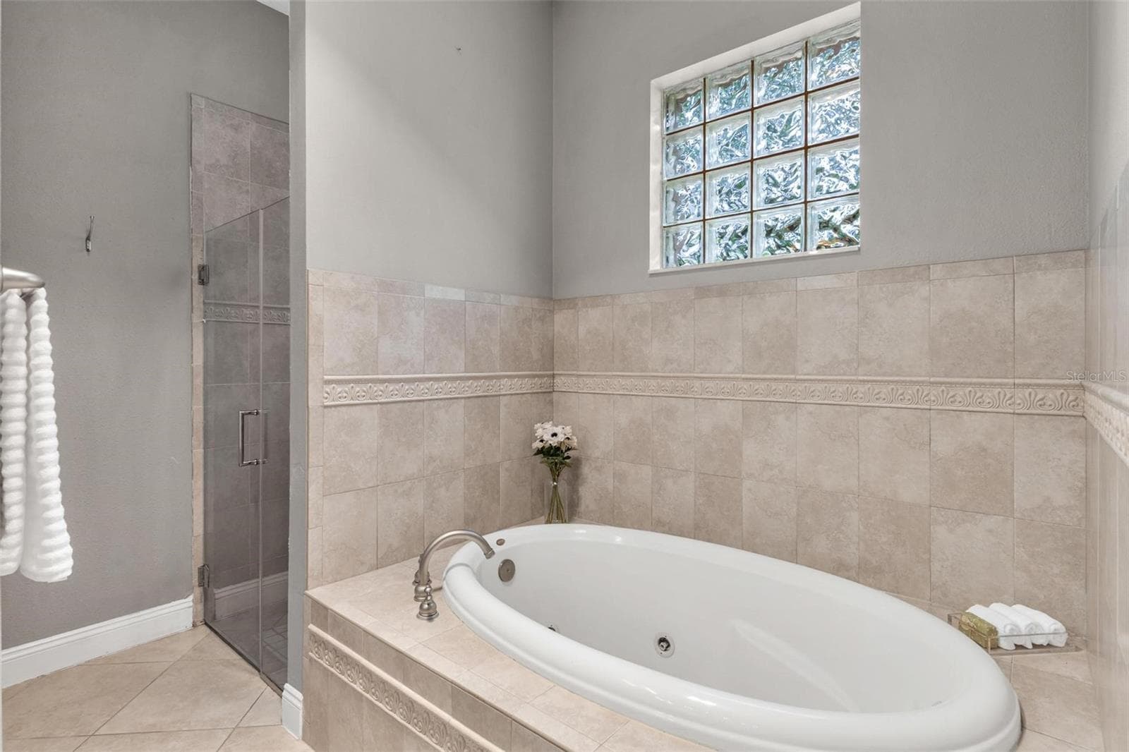 Walk-In Shower and Soaking Tub for relaxing... - 5506 CITATION CT, LADY LAKE