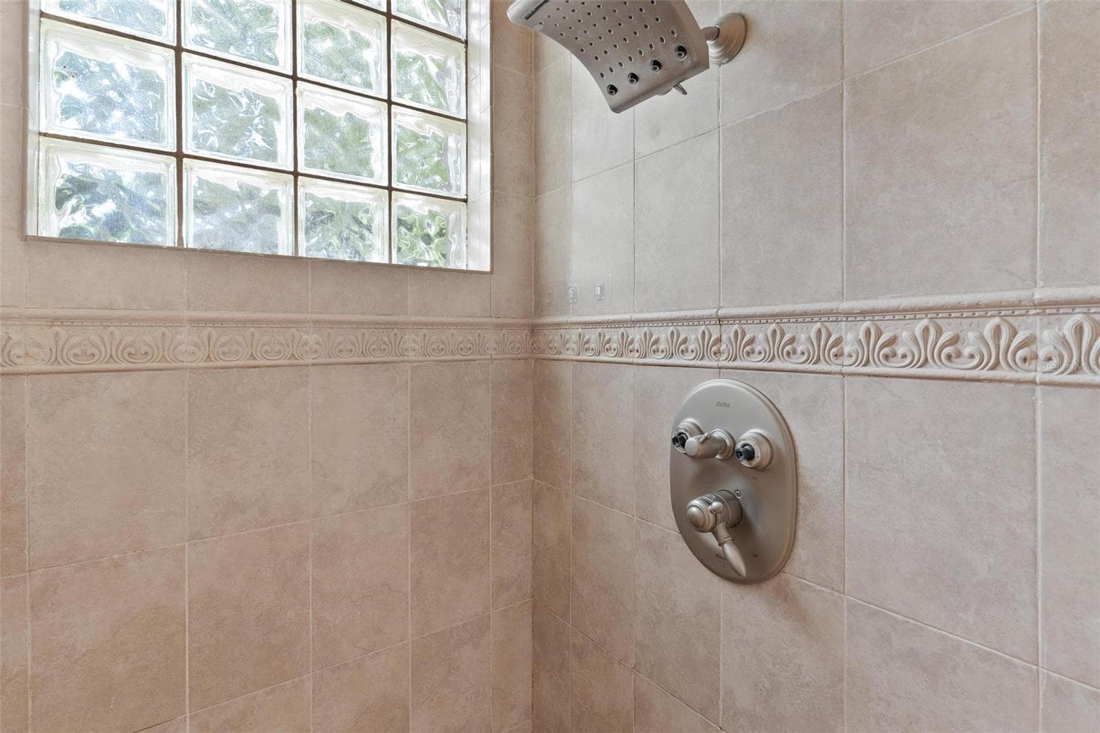 Walk-In Shower - 5506 CITATION CT, LADY LAKE
