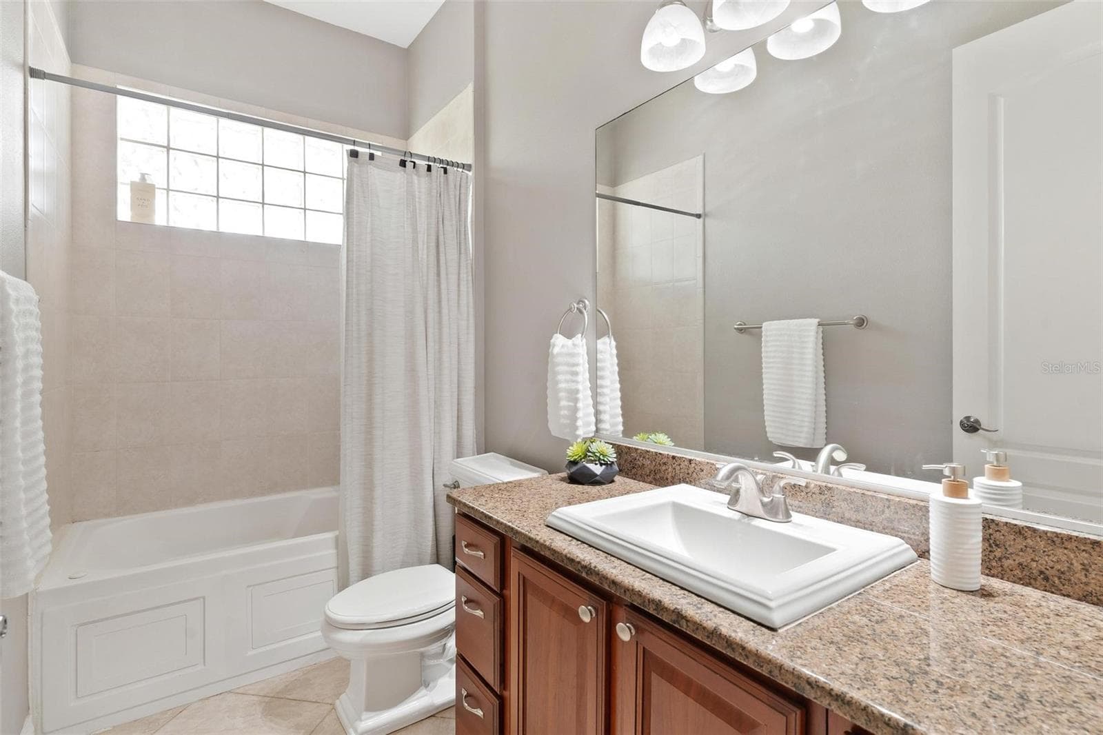 Guest Bathroom with Shower/Tub Combo - 5506 CITATION CT, LADY LAKE