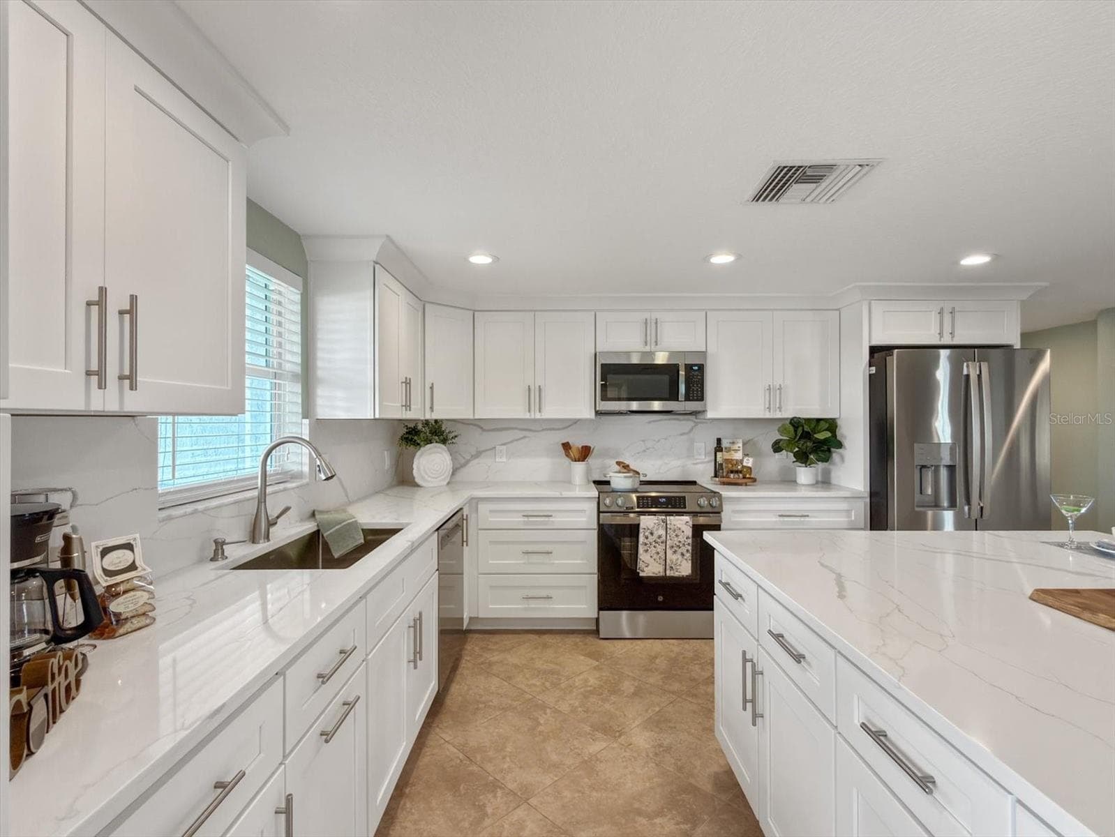 Beautifully updated kitchen with spacious island - 5008 DORY DR, NEW PORT RICHEY