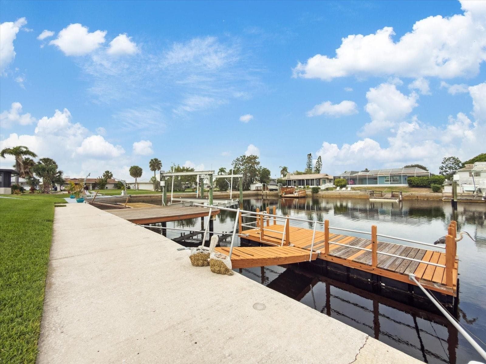 Seawall cap with floating dock and boat lift (13,000#) - 5008 DORY DR, NEW PORT RICHEY