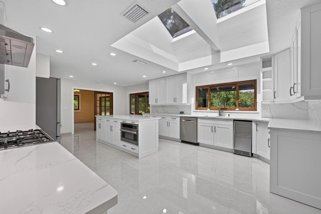 Single Family Residence at 1007 LAKEWOOD DR, BRANDON, photo 14 of 97