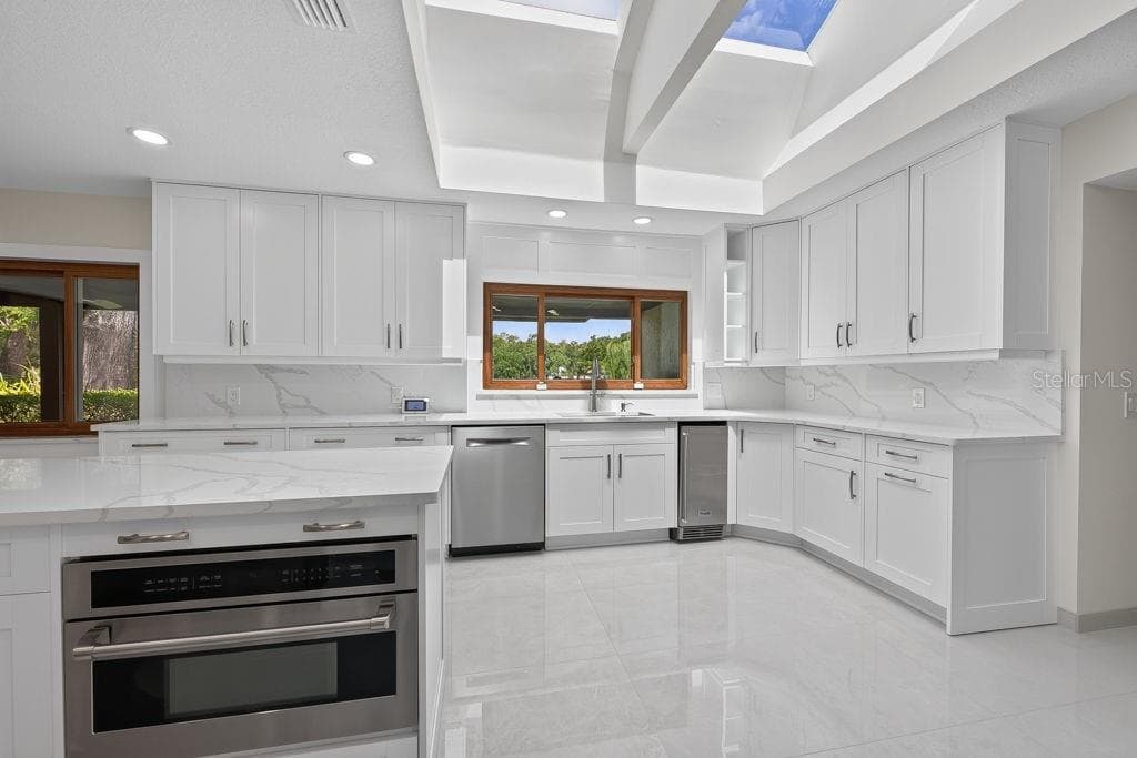 Single Family Residence at 1007 LAKEWOOD DR, BRANDON, photo 17 of 97