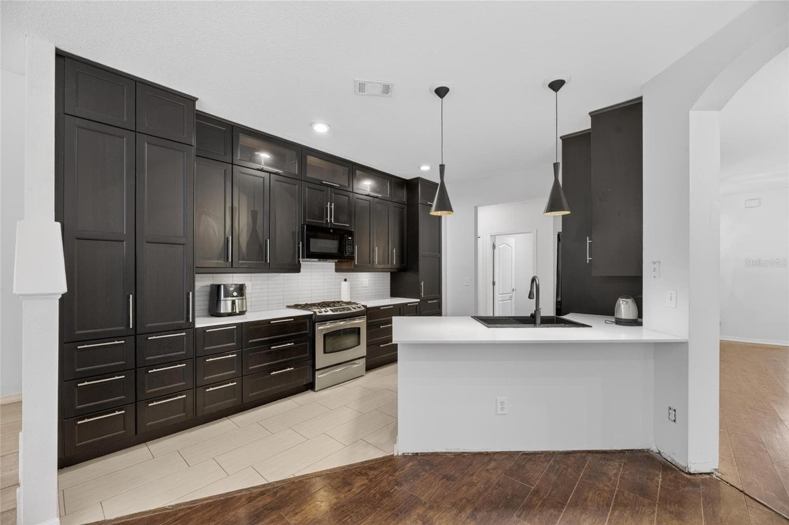 Single Family Residence at 11901 NORTHUMBERLAND DR, TAMPA, photo 4 of 53