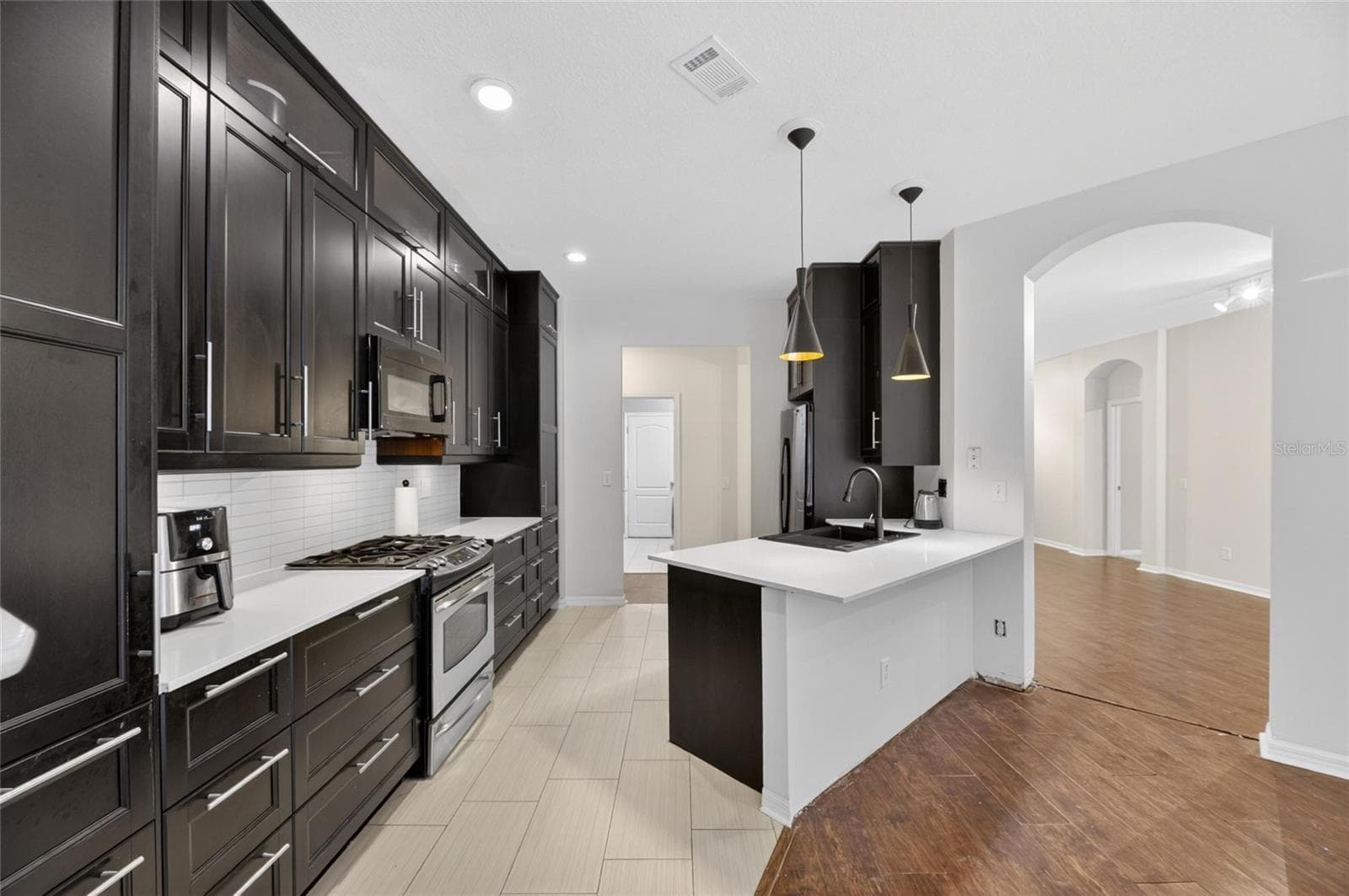 Single Family Residence at 11901 NORTHUMBERLAND DR, TAMPA, photo 5 of 53
