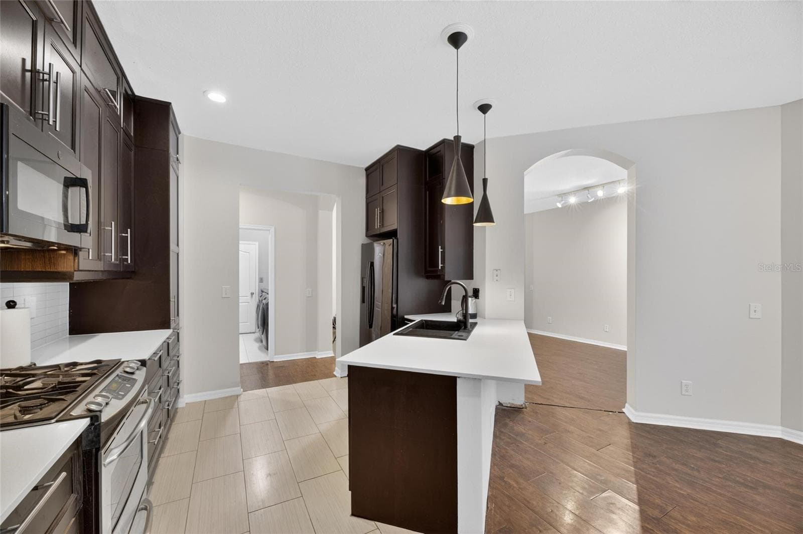 Single Family Residence at 11901 NORTHUMBERLAND DR, TAMPA, photo 6 of 53