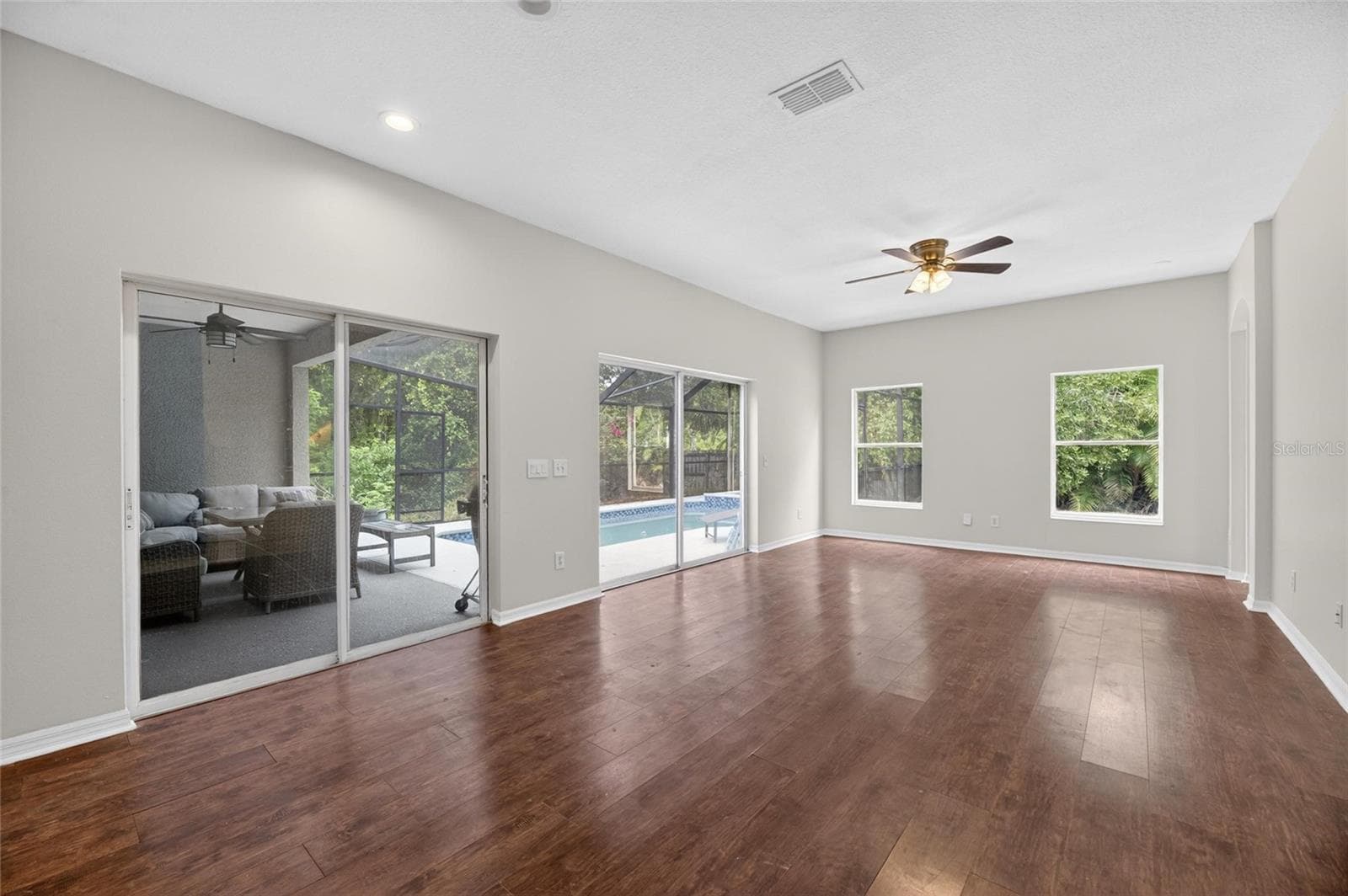 Single Family Residence at 11901 NORTHUMBERLAND DR, TAMPA, photo 11 of 53