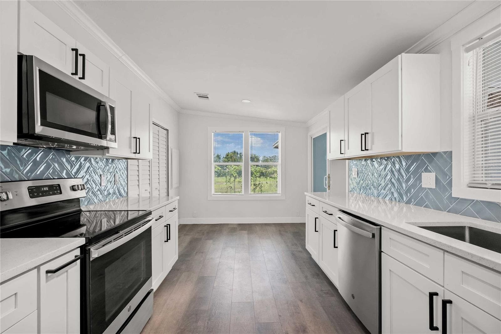 Manufactured Home at 34010 ESTATES LN, WESLEY CHAPEL, photo 8 of 33