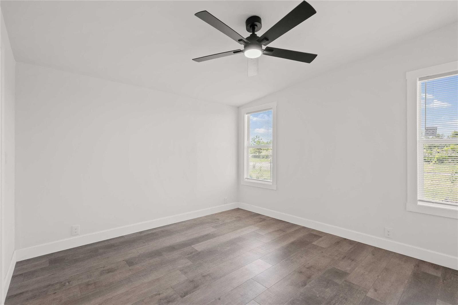 Manufactured Home at 34010 ESTATES LN, WESLEY CHAPEL, photo 16 of 33