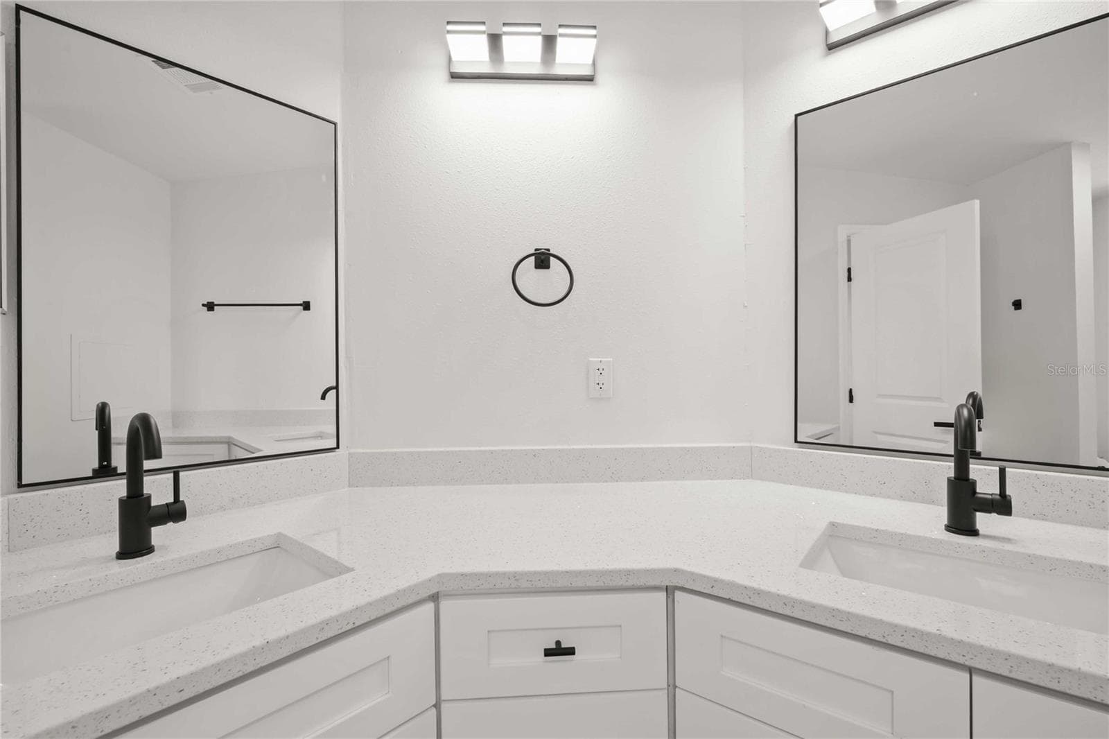 Manufactured Home at 34010 ESTATES LN, WESLEY CHAPEL, photo 19 of 33