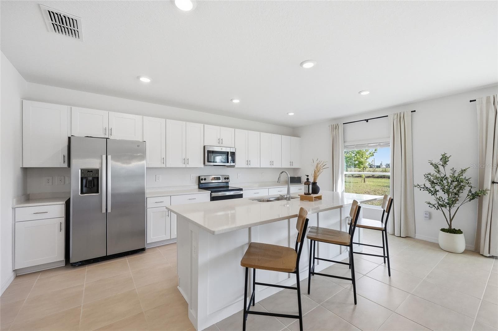 Expansive Countertops and Cabinets - 1017 CALICO POINTE CIR, GROVELAND