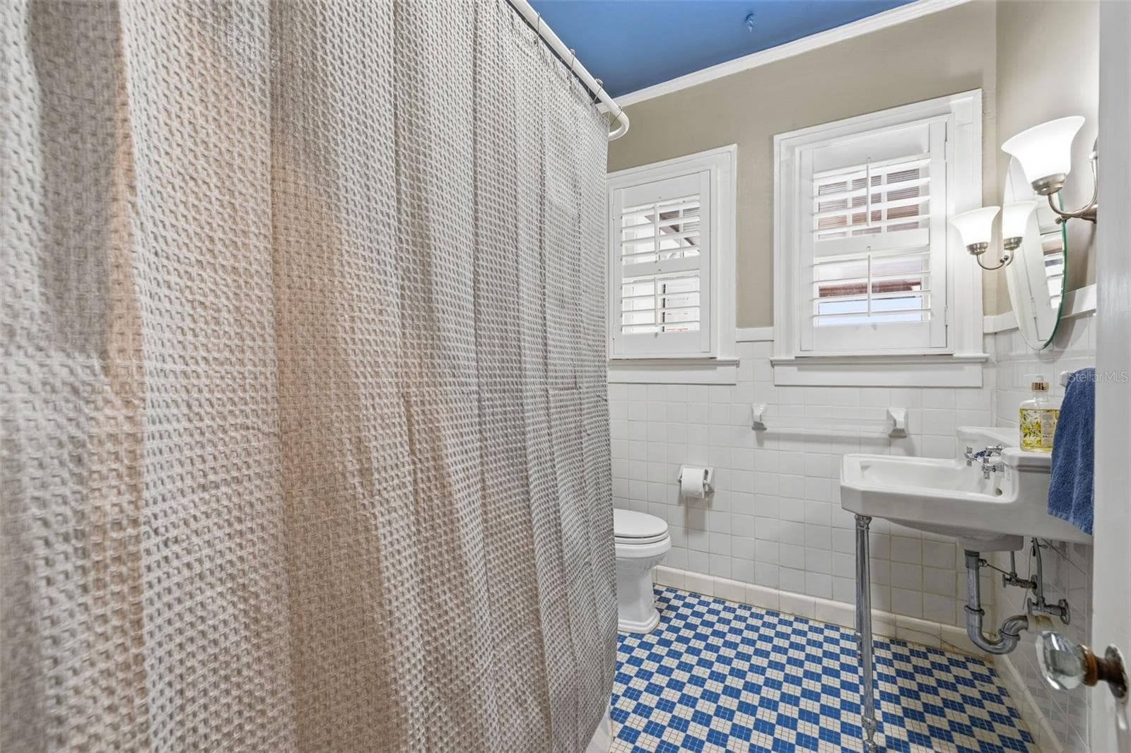 Hall Bath - 912 S FREMONT AVE, TAMPA