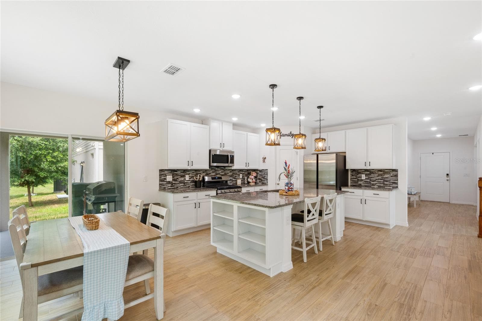 Single Family Residence at 1137 BRADFORD RIDGE DR, LEESBURG, photo 4 of 37