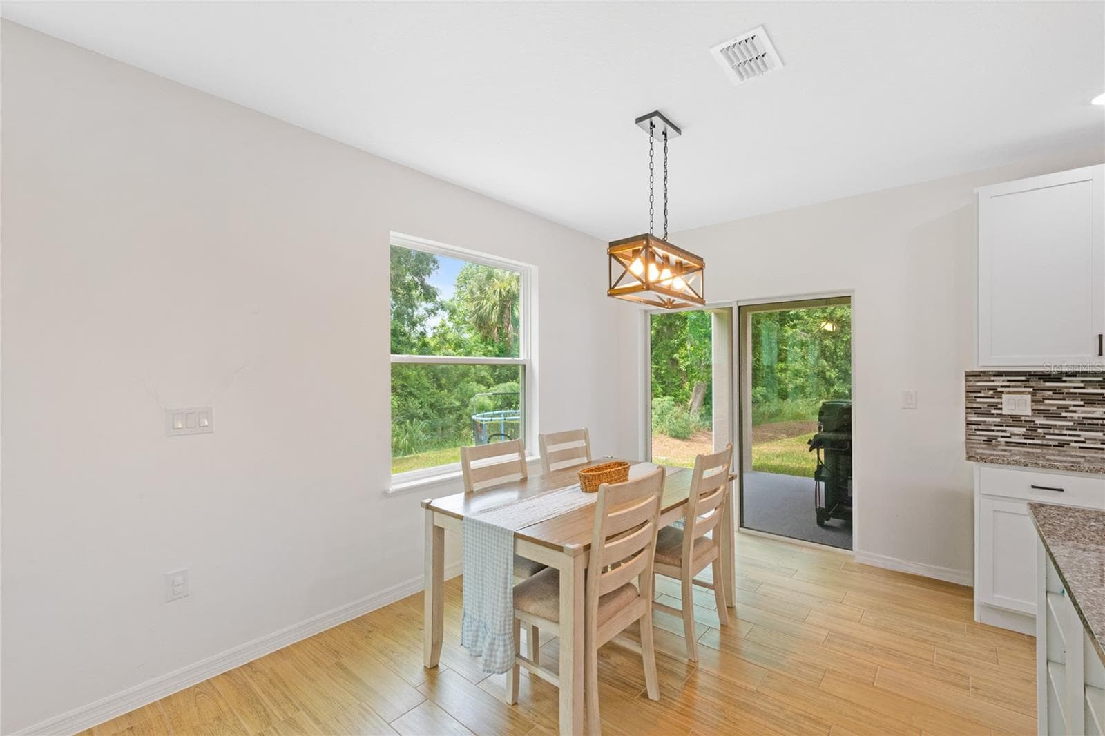 dining table - 1137 BRADFORD RIDGE DR, LEESBURG
