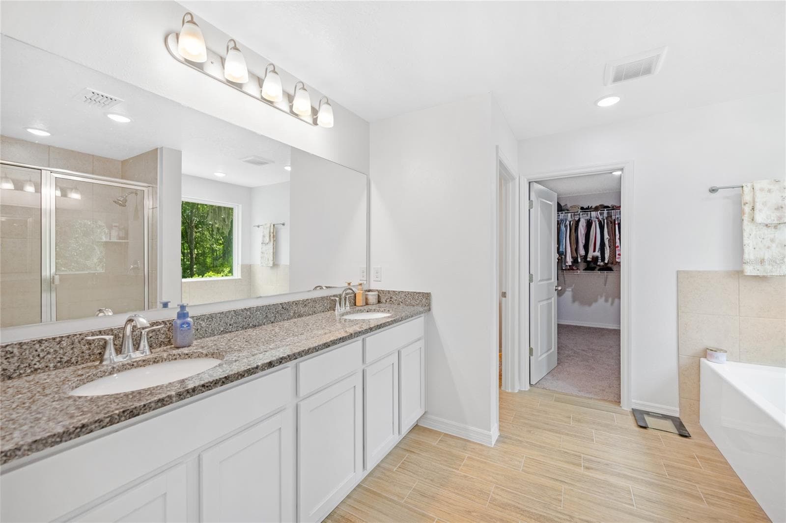 Single Family Residence at 1137 BRADFORD RIDGE DR, LEESBURG, photo 17 of 37