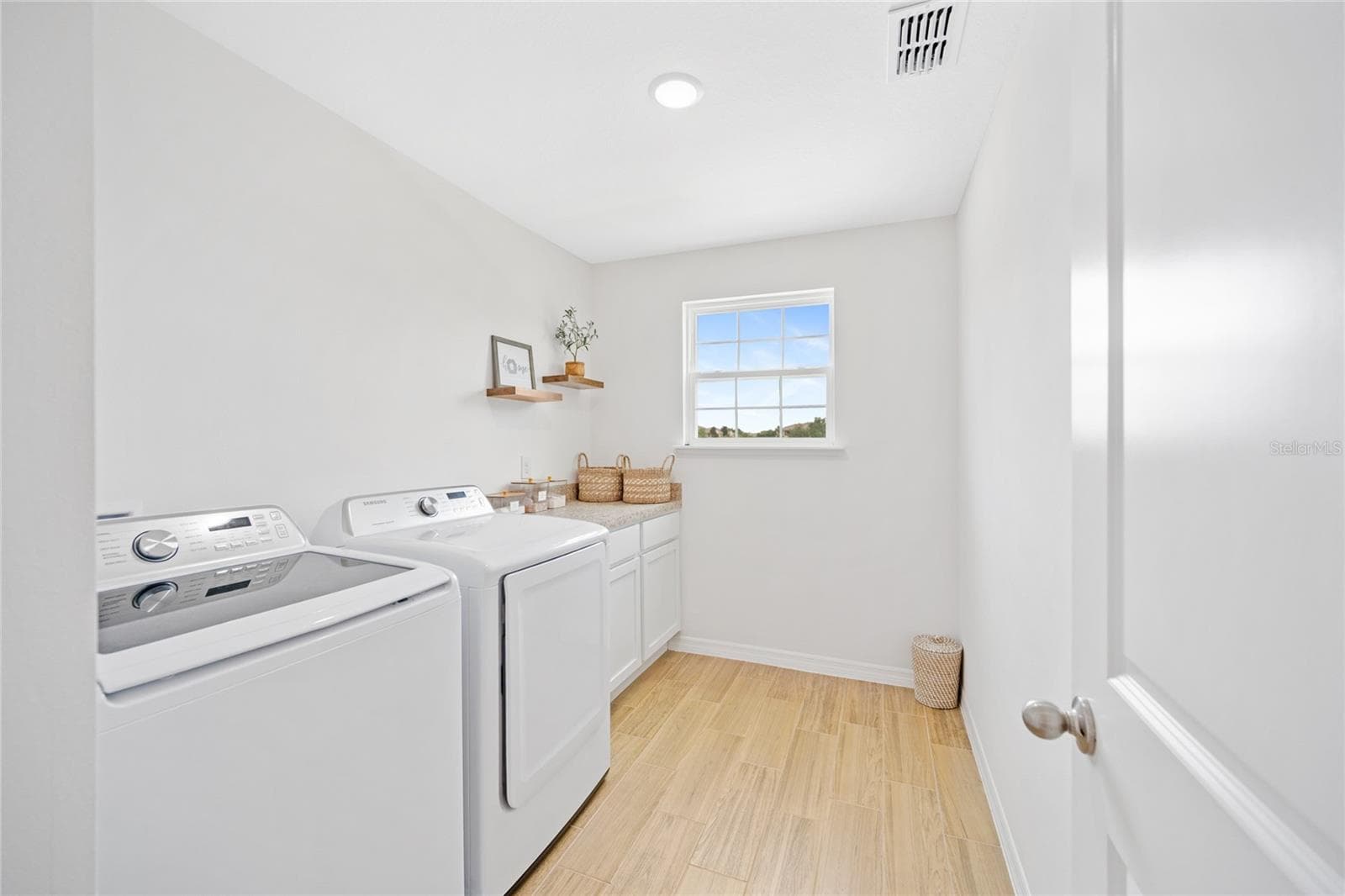 Single Family Residence at 1137 BRADFORD RIDGE DR, LEESBURG, photo 27 of 37