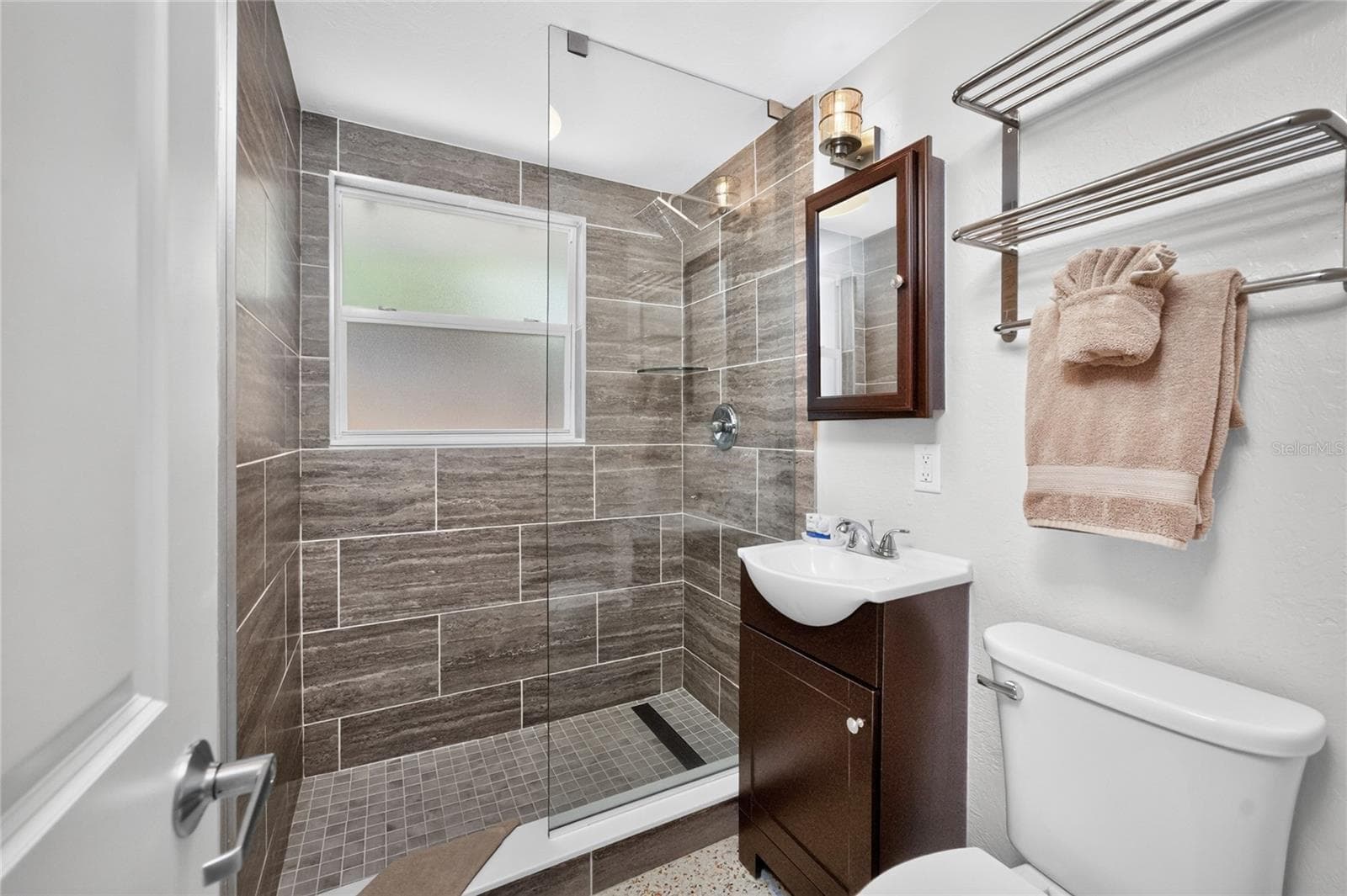 1130 Gulf Blvd - Pool House - Apt B / Suite 9 - Bathroom - 1120 GULF BLVD, ENGLEWOOD