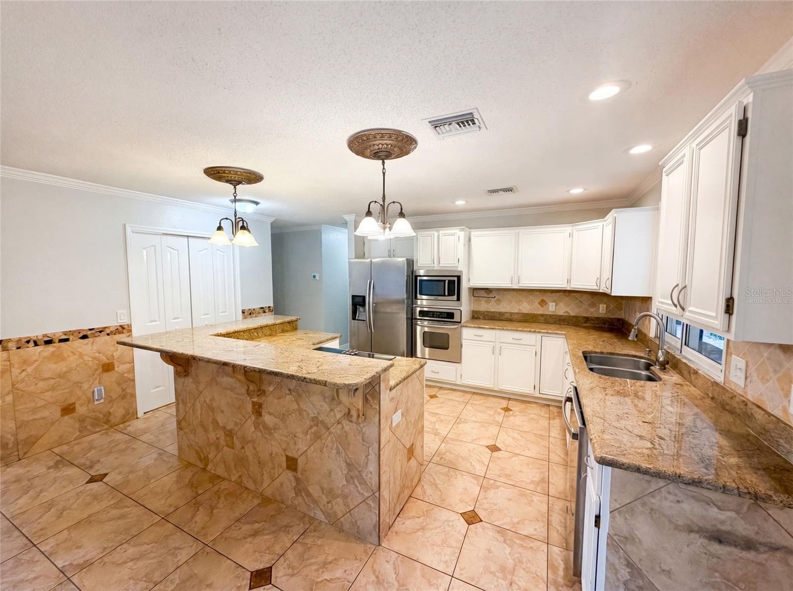 Single Family Residence at 300 SPRUCEWOOD RD, LAKE MARY, photo 2 of 26