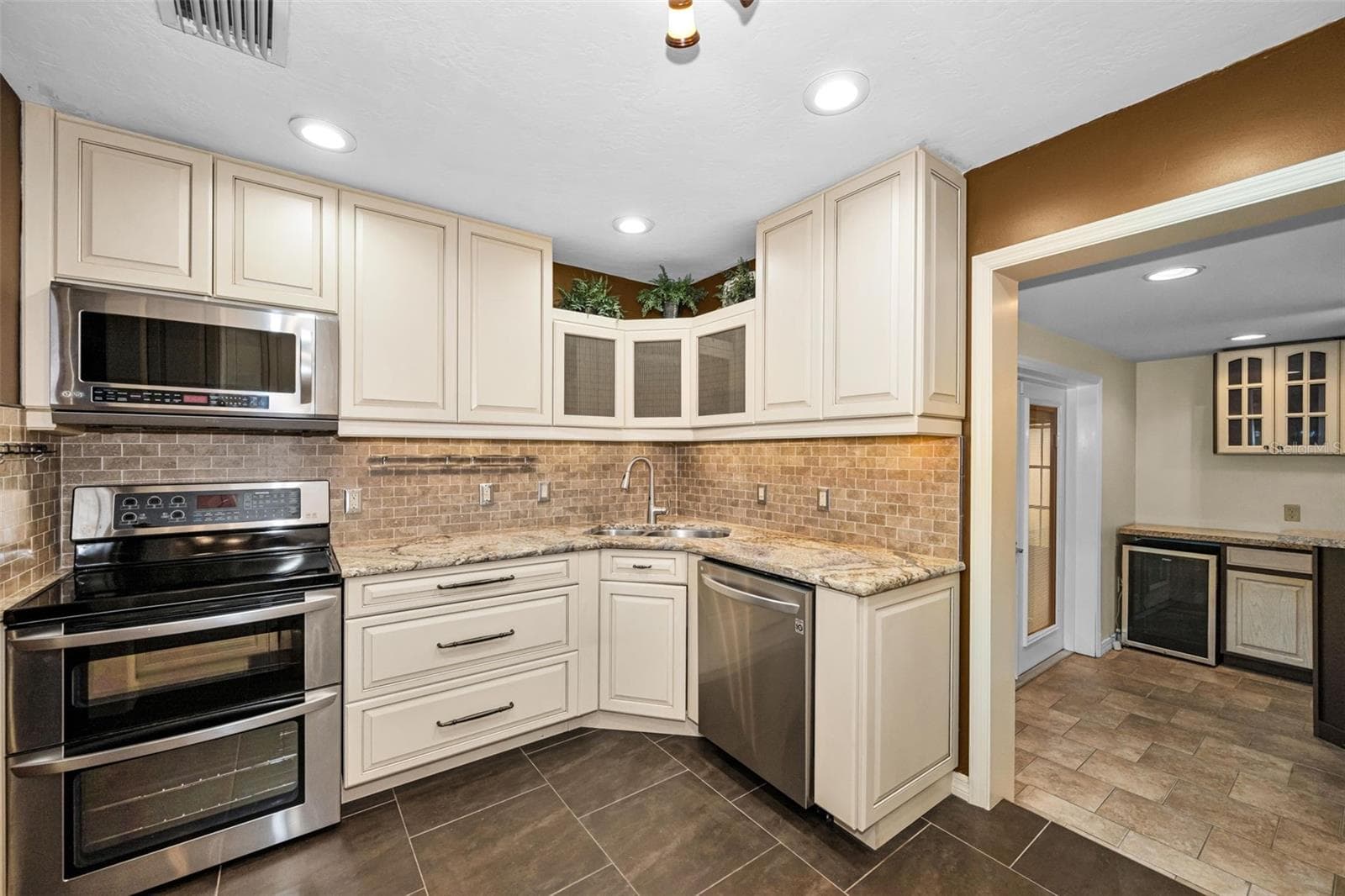 Single Family Residence at 6701 ORCHARD DR N, ST PETERSBURG, photo 13 of 44