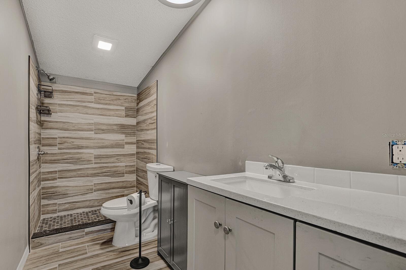 Manufactured Home at 141 WOODS RD, SAN MATEO, photo 16 of 66