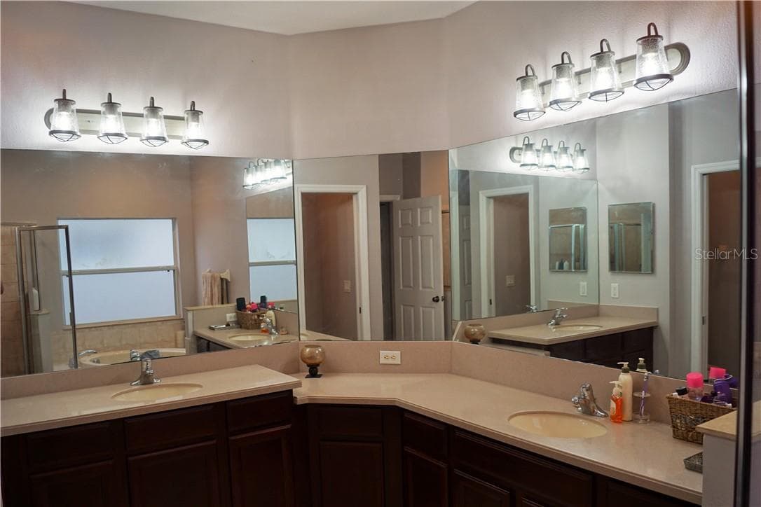 Master Bath is large with his and her vanities, a garden tub and separate shower - 1742 MIRA LAGO CIR, RUSKIN