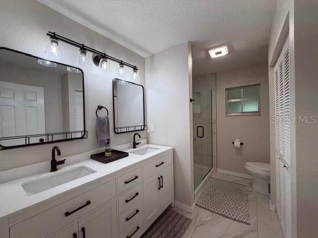 shared bathroom - 2190 SE 39TH ST, OCALA