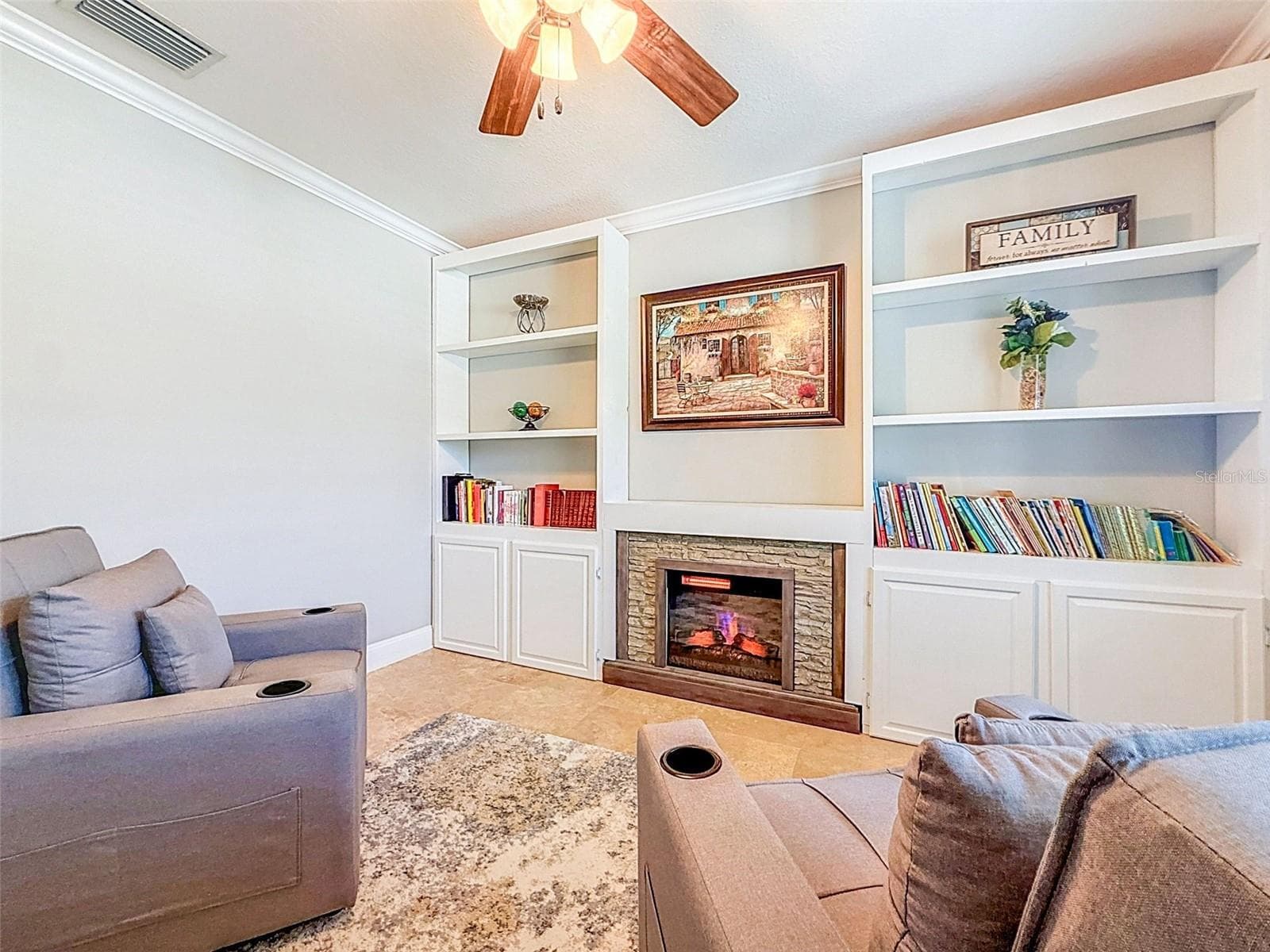 Entry room with built-in bookcases - 420 HARTFORD HEIGHTS ST, SPRING HILL