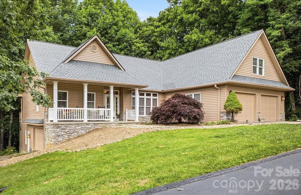 Single Family Residence at Hendersonville, photo 3 of 48