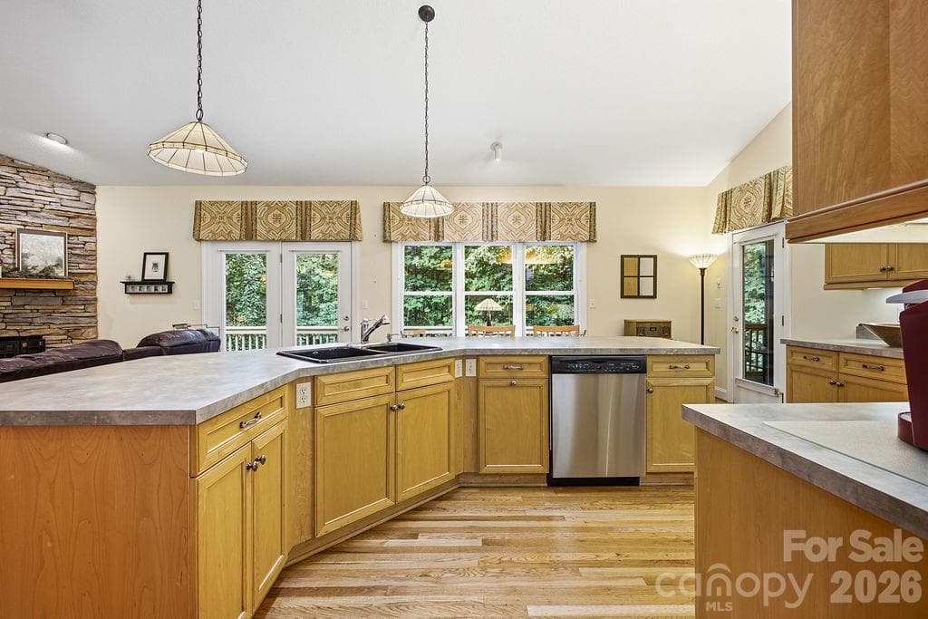 Single Family Residence at 3121 Cove Loop Road, Hendersonville, photo 14 of 48