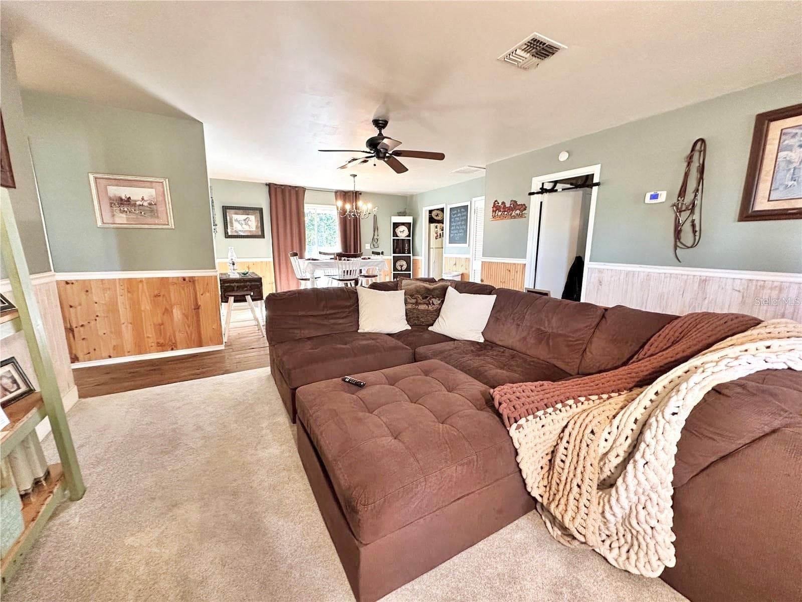 Living room - 13565 NE 38TH AVE, ANTHONY