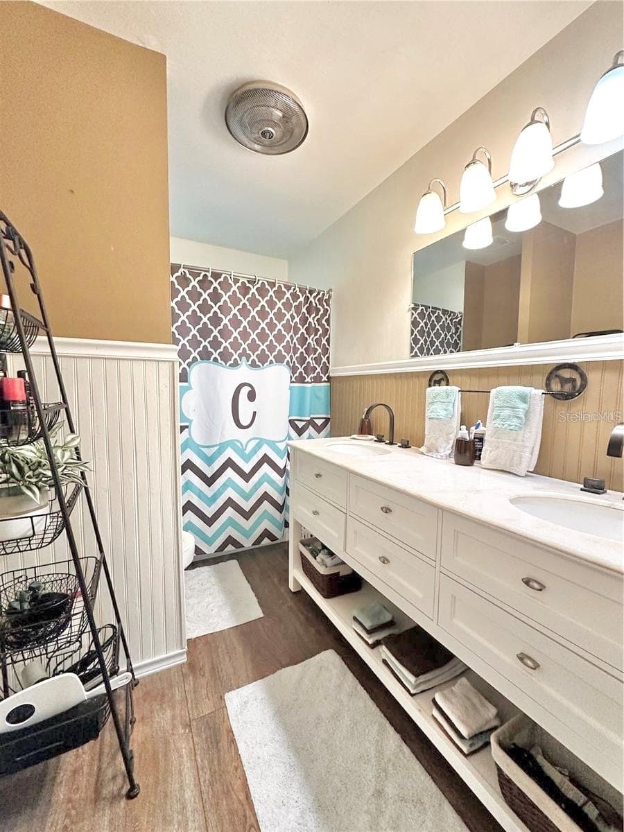 Hallway bath - 13565 NE 38TH AVE, ANTHONY