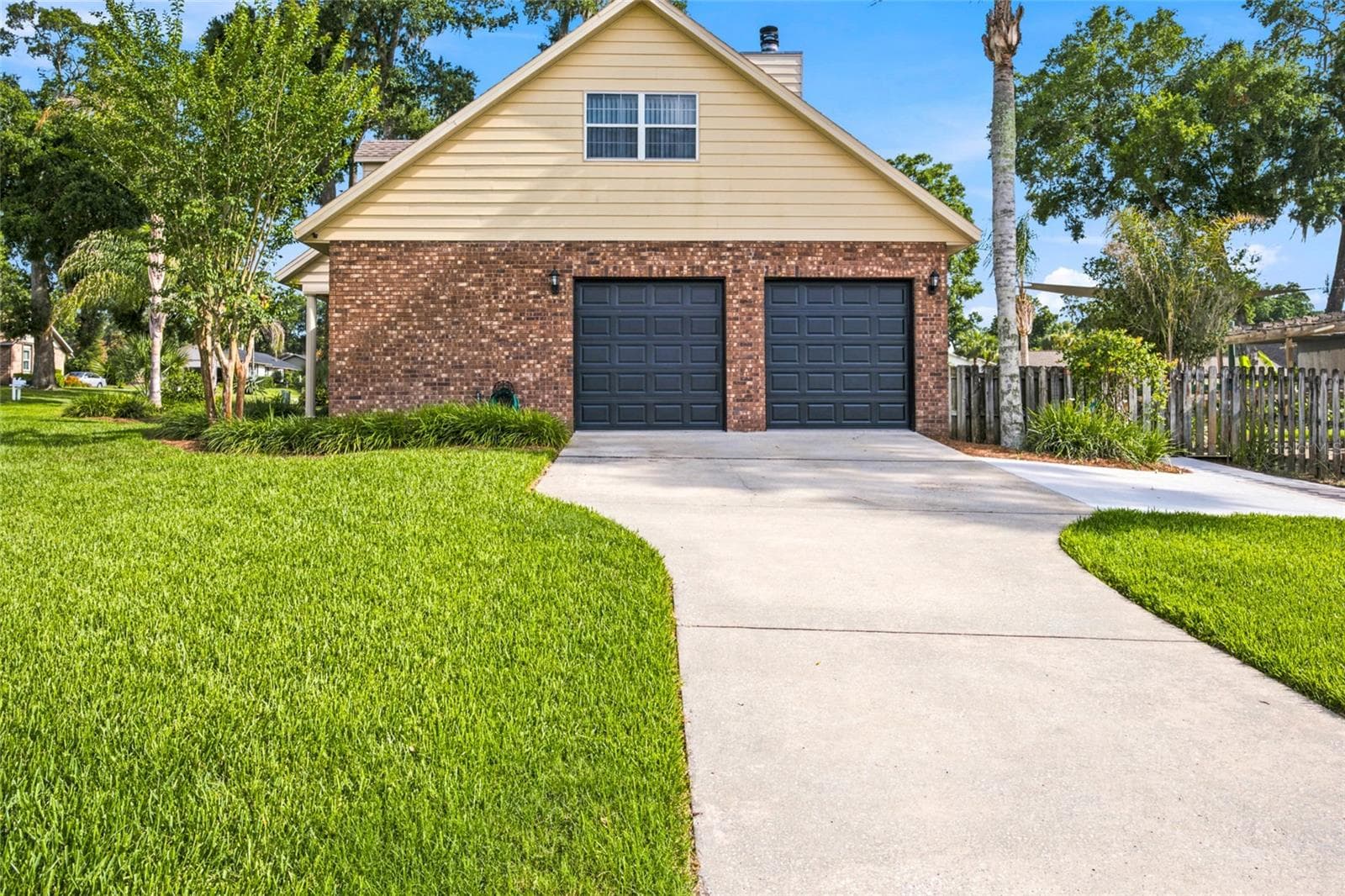 Two Car Attached Garage on Side - 3220 SE 21ST AVE, OCALA