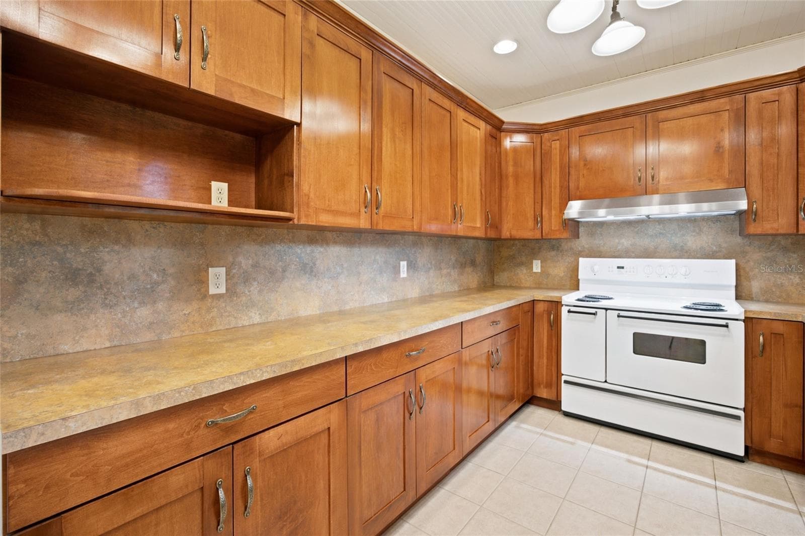 Counter/Cabinet Space with Frigidaire Range - 3220 SE 21ST AVE, OCALA