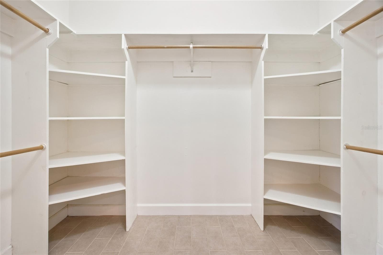 Walk In Closet - 3220 SE 21ST AVE, OCALA