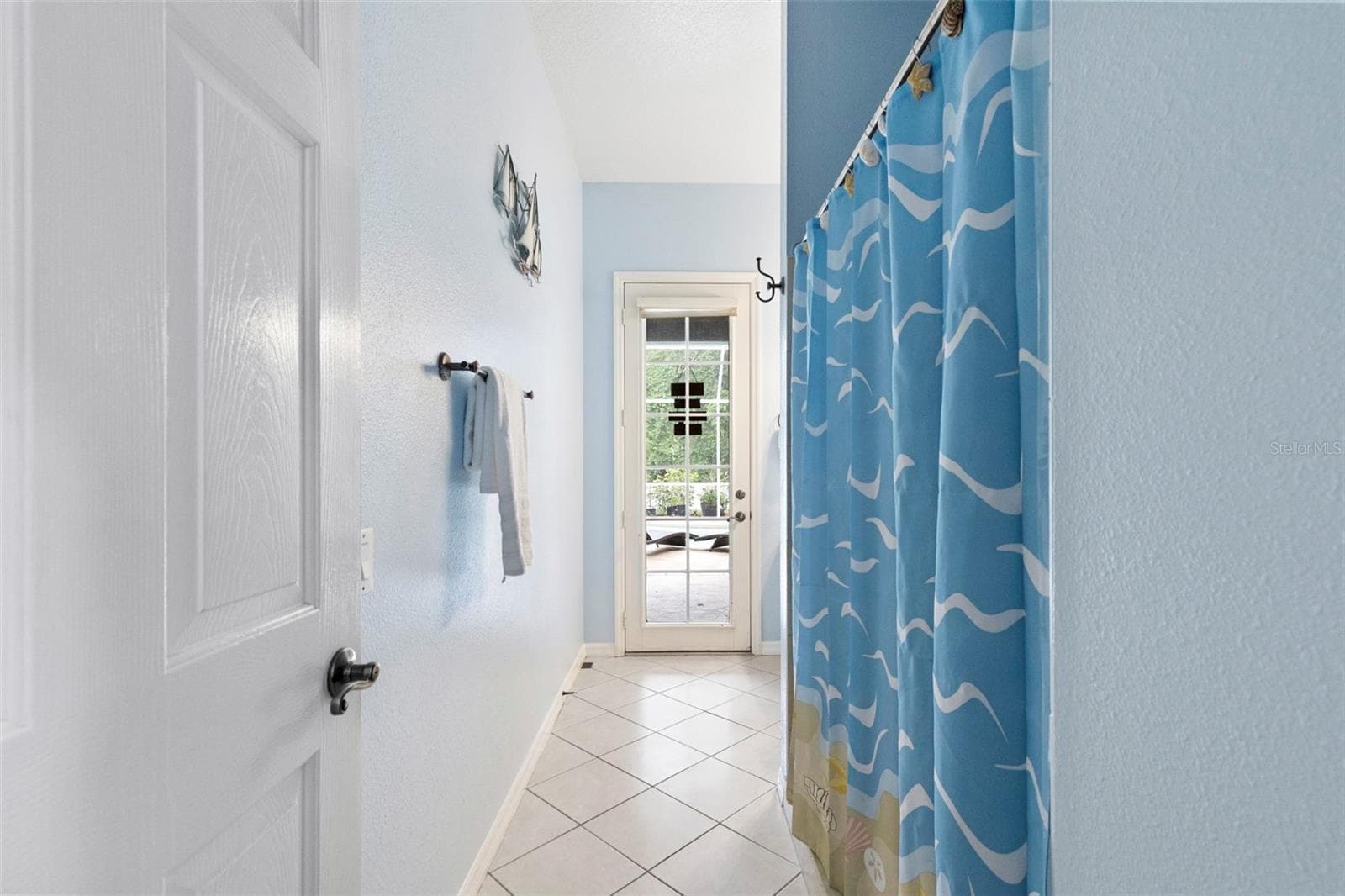 Pool bath with walk-in shower - 8380 GOLDEN PRAIRIE DR, TAMPA