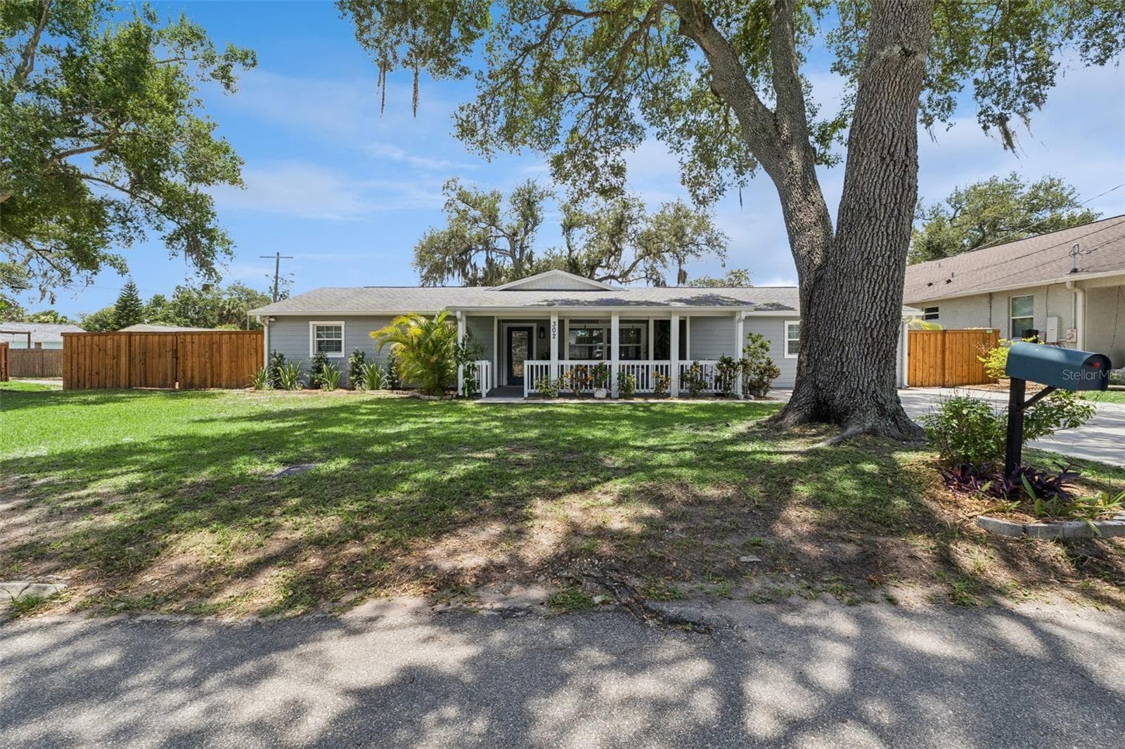 302 W COMANCHE AVE