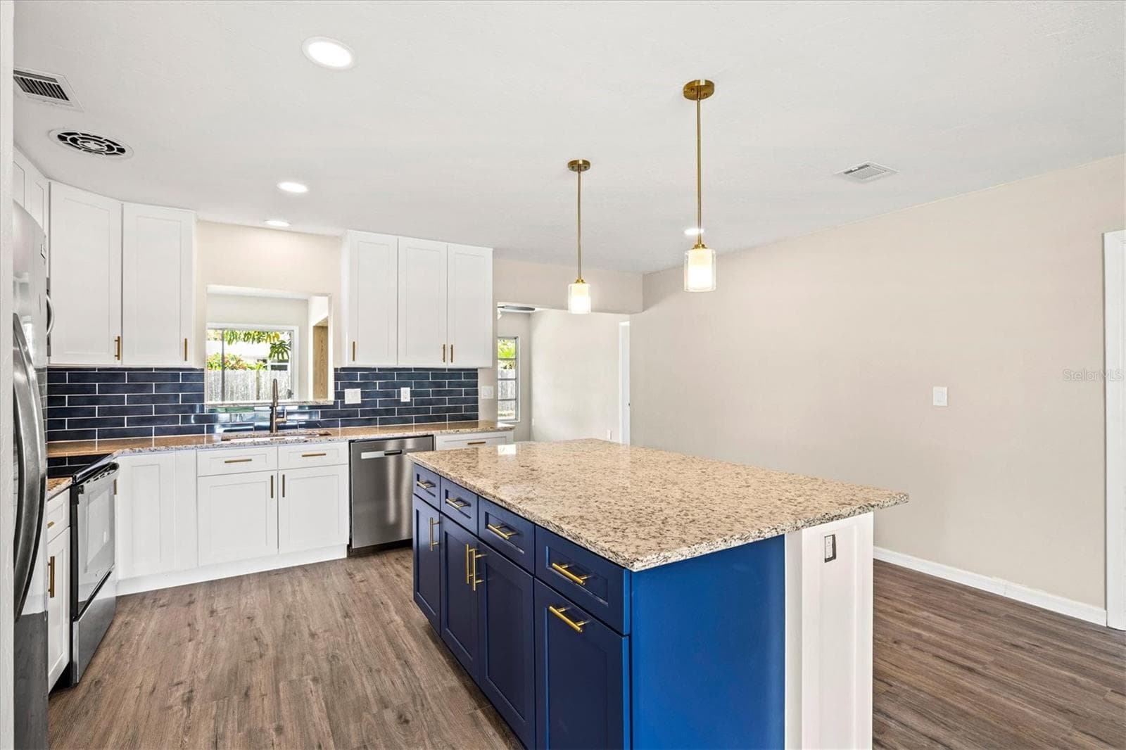 Single Family Residence at 106 AURORA ST E, VENICE, photo 12 of 74