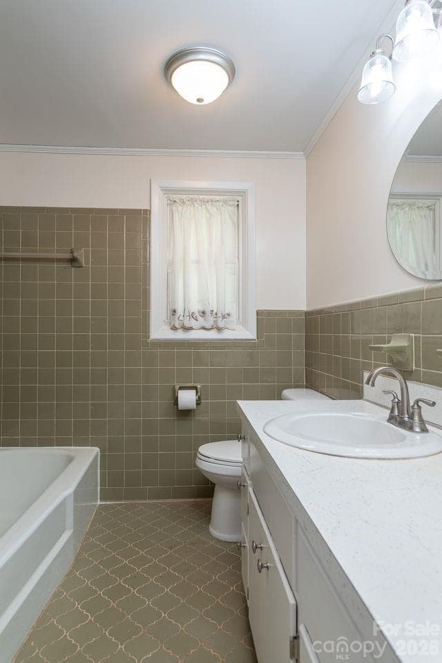 main bath - 2012 N Deal Avenue, Newton