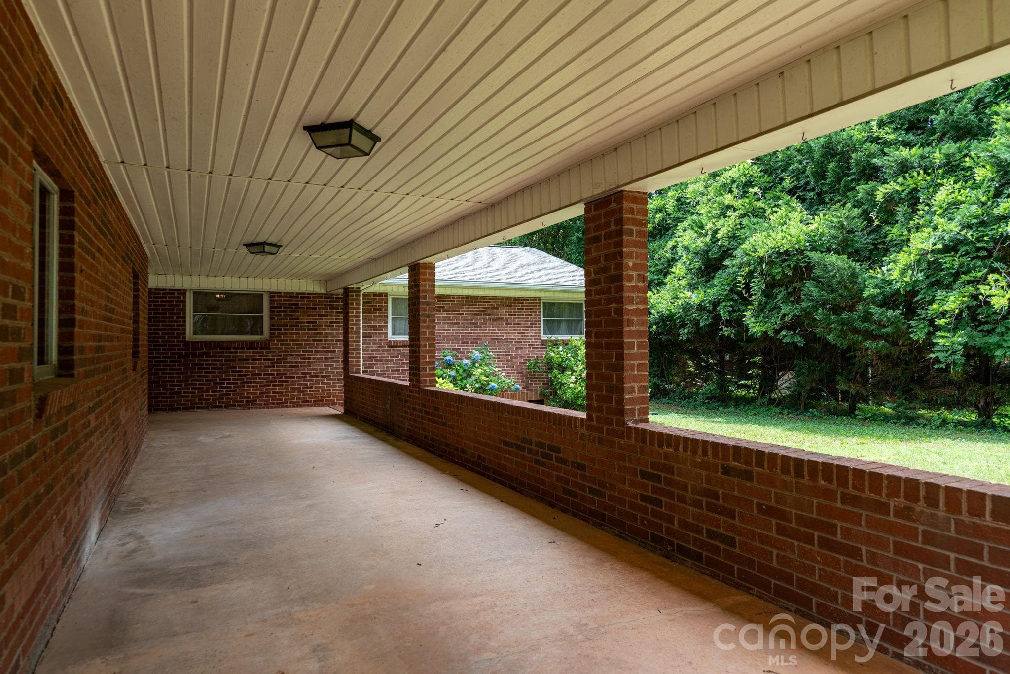 private veranda - 2012 N Deal Avenue, Newton