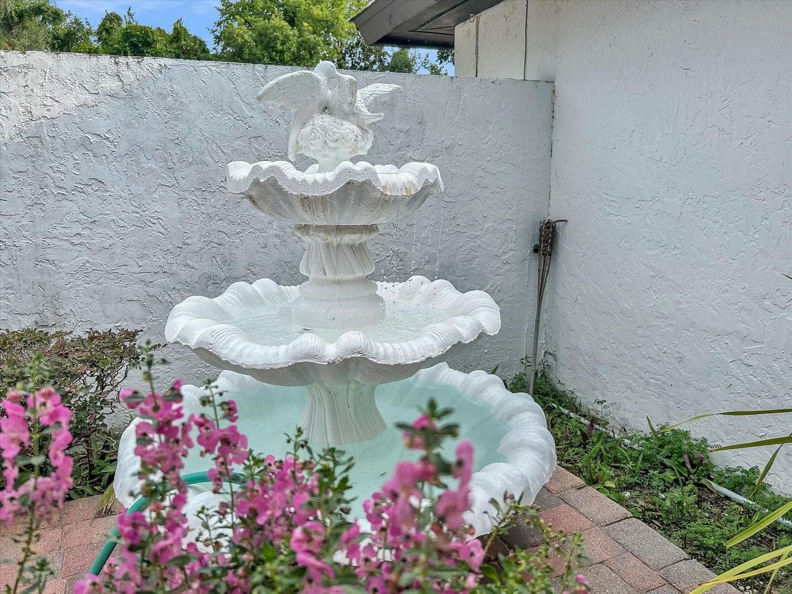 The fountain works and is on a timer you can program to start and end when you want it to. - 111 TUXFORD DR, HAINES CITY