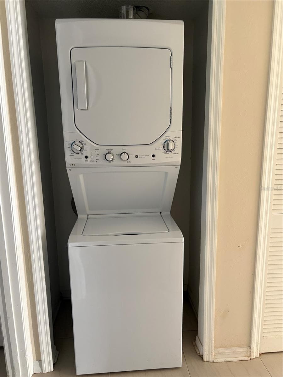 Washer / Dryer - 7907 SAILBOAT KEY BLVD S #105, SOUTH PASADENA