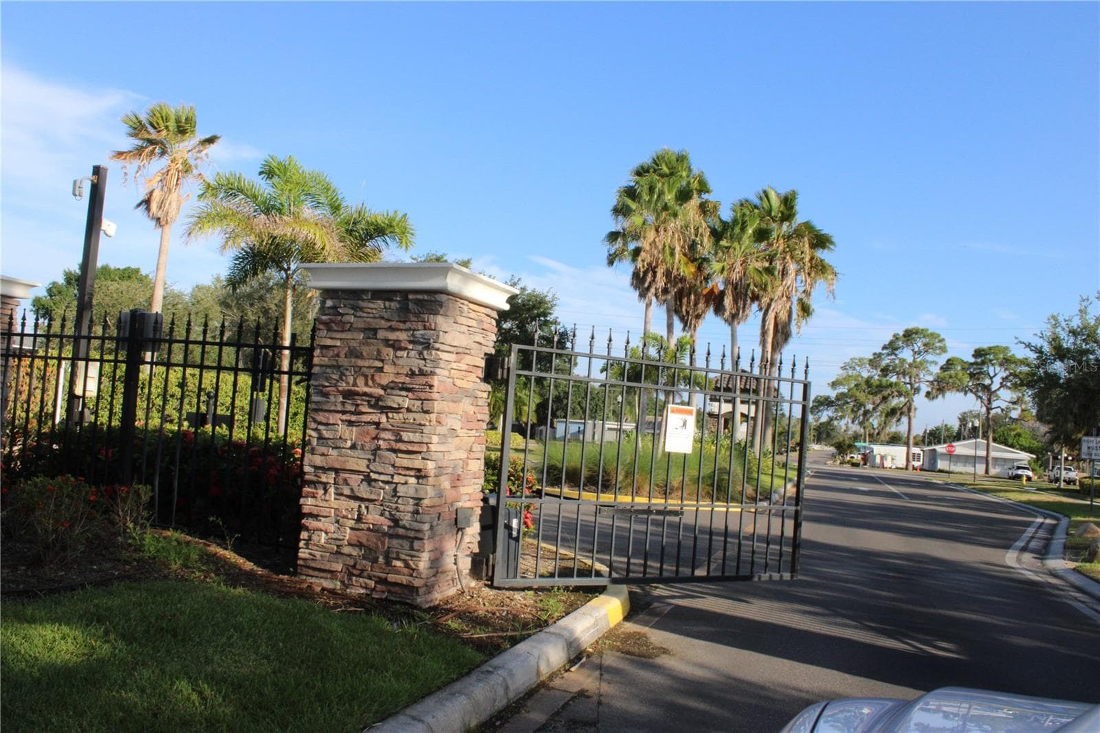 Front Gates - 433 YORK DALE DR, RUSKIN
