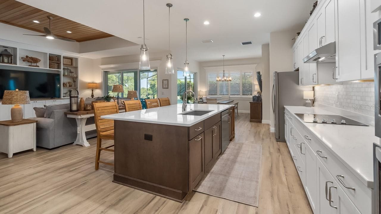 Kitchen with an extended Island - 4008 PINNACLE PLACE CT, LADY LAKE