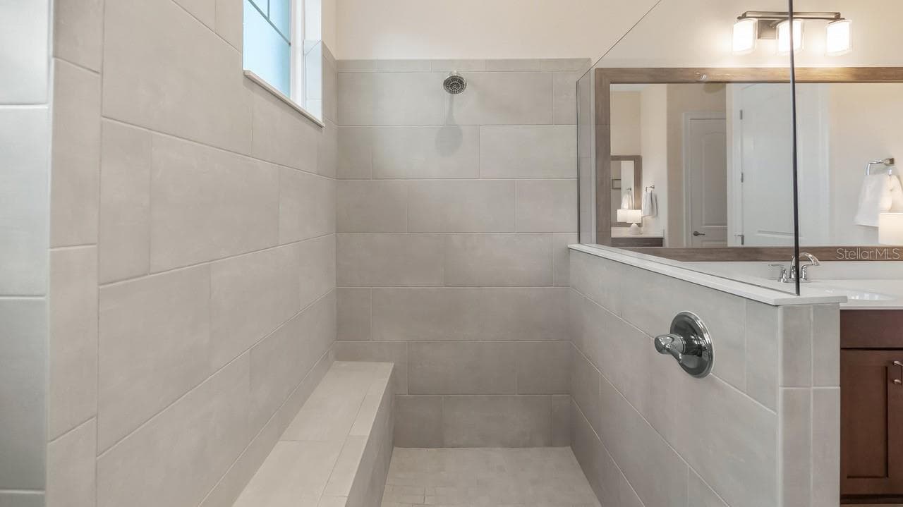 Spacious Shower with Bench - 4008 PINNACLE PLACE CT, LADY LAKE