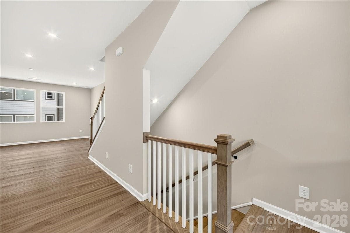 Second floor landing with open rails - Charlotte